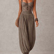 Mono de bandeau de encaje gris y pantalones harem plisados