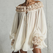Vestido Mini Crema con Flores 3D y Hombros Descubiertos