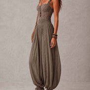 Mono de bandeau de encaje gris y pantalones harem plisados