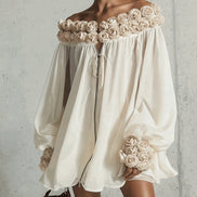 Vestido Mini Crema con Flores 3D y Hombros Descubiertos