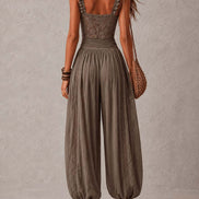 Mono de bandeau de encaje gris y pantalones harem plisados
