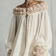 Vestido Mini Crema con Flores 3D y Hombros Descubiertos