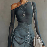 Conjunto Asimétrico Gris con Transparencias y Detalle Cut Out