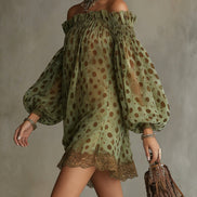 Vestido Mini Verde Oliva con Lunares y Hombros Descubiertos