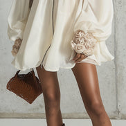 Vestido Mini Crema con Flores 3D y Hombros Descubiertos