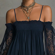 Vestido Mini Azul Marino de Encaje con Hombros Fríos