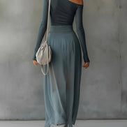 Conjunto Asimétrico Gris con Transparencias y Detalle Cut Out