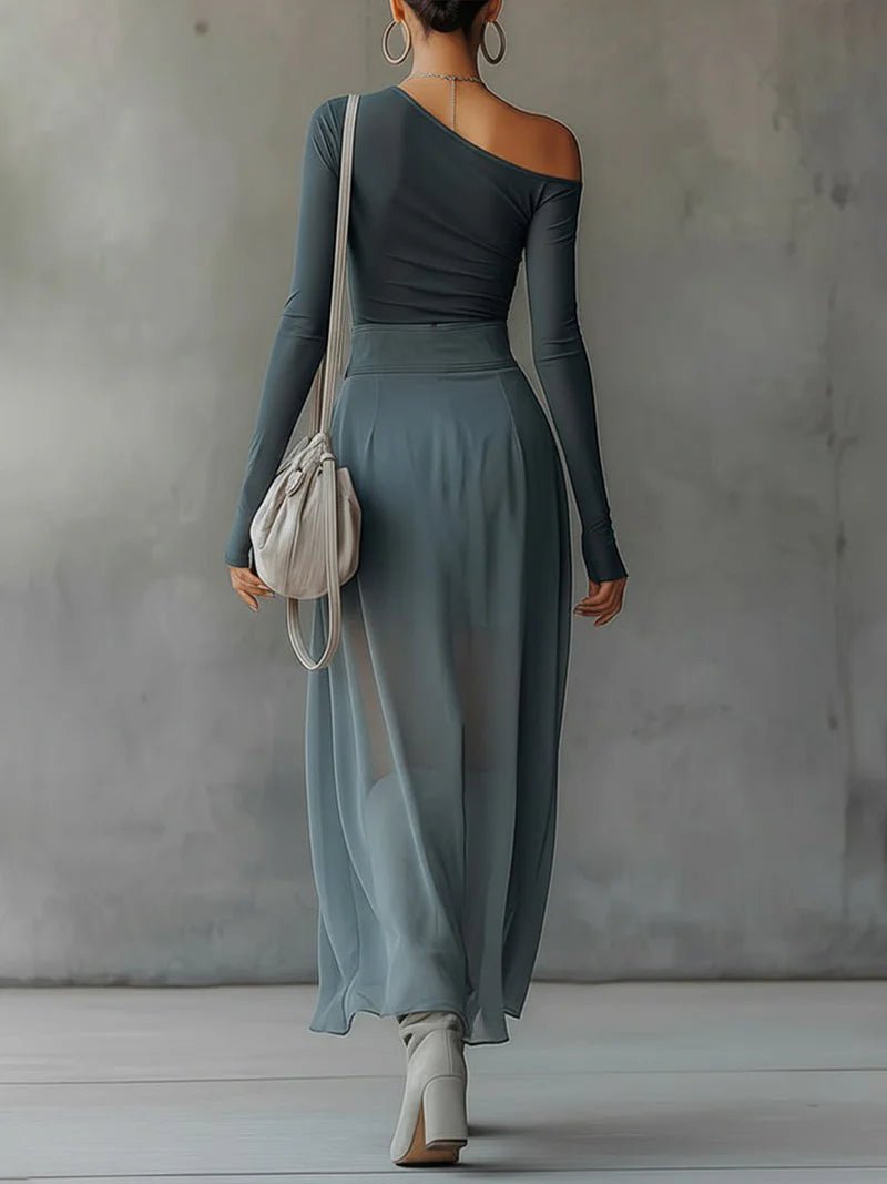 Conjunto Asimétrico Gris con Transparencias y Detalle Cut Out