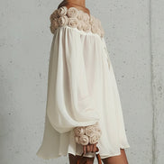 Vestido Mini Crema con Flores 3D y Hombros Descubiertos