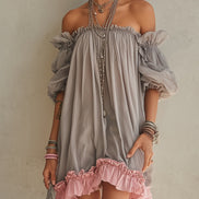 Vestido Mini de Chifón Gris con Hombros Descubiertos y Ribete Rosa