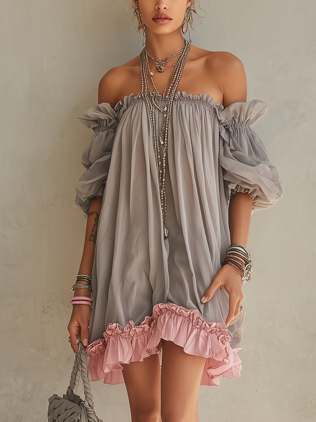Vestido Mini de Chifón Gris con Hombros Descubiertos y Ribete Rosa