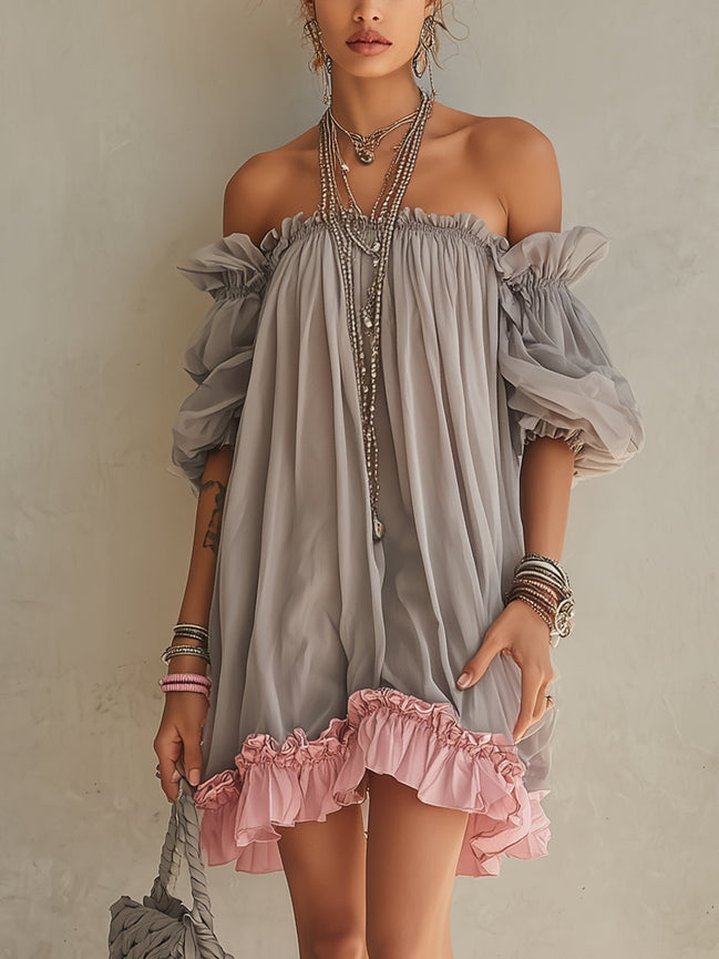 Vestido Mini de Chifón Gris con Hombros Descubiertos y Ribete Rosa