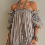 Vestido Mini de Chifón Gris con Hombros Descubiertos y Ribete Rosa