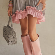 Vestido Mini de Chifón Gris con Hombros Descubiertos y Ribete Rosa
