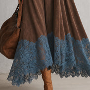Vestido evasé de cuello alto con paneles de encaje y manga larga