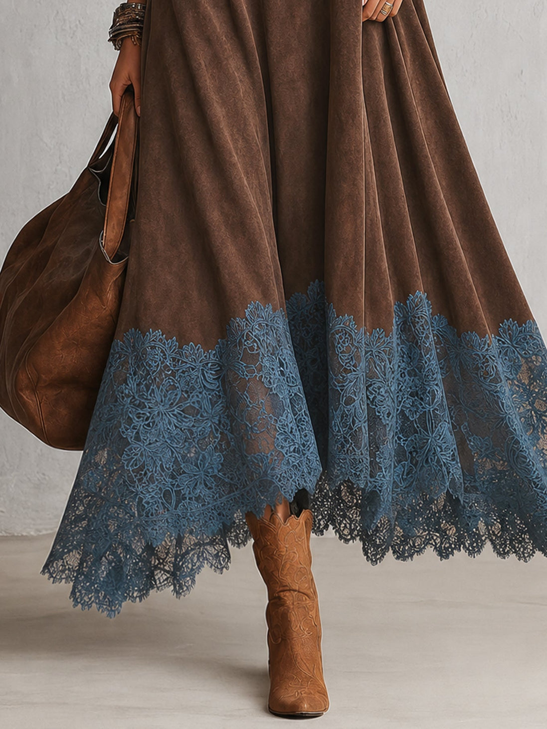 Vestido evasé de cuello alto con paneles de encaje y manga larga