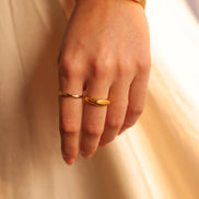 Anillo de Diseño Curvo Moderno