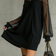 Vestido Mini Negro con Manga de Malla y Cuello Alto