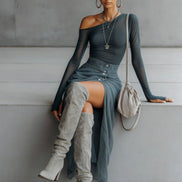 Conjunto Asimétrico Gris con Transparencias y Detalle Cut Out
