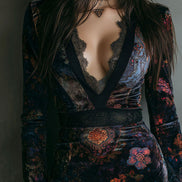 Vestido Mini de Terciopelo Boho con Estampado Floral Escote en V y Ribete de Encaje