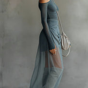 Conjunto Asimétrico Gris con Transparencias y Detalle Cut Out