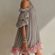 Vestido Mini de Chifón Gris con Hombros Descubiertos y Ribete Rosa