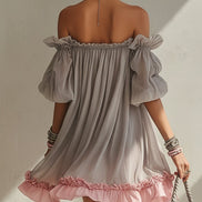 Vestido Mini de Chifón Gris con Hombros Descubiertos y Ribete Rosa