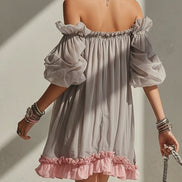 Vestido Mini de Chifón Gris con Hombros Descubiertos y Ribete Rosa