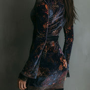 Vestido Mini de Terciopelo Boho con Estampado Floral Escote en V y Ribete de Encaje
