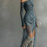 Conjunto Asimétrico Gris con Transparencias y Detalle Cut Out