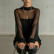 Vestido Mini Negro con Manga de Malla y Cuello Alto