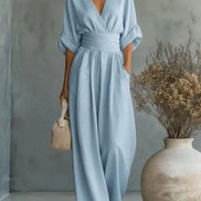 Elegante mono holgado de cuello en V y talle alto.