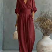 Elegante mono holgado de cuello en V y talle alto.
