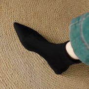 Delfina | Botines de Ante con Punta Fina y Tacón Bajo