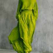 Conjunto Top Verde con Cuello Alto y Falda Maxi