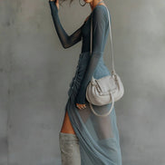 Conjunto Asimétrico Gris con Transparencias y Detalle Cut Out