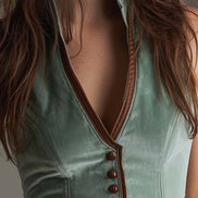 Chaleco Slim Fit de Terciopelo Verde Salvia con Ribete de Cuero