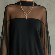 Vestido Mini Negro con Manga de Malla y Cuello Alto
