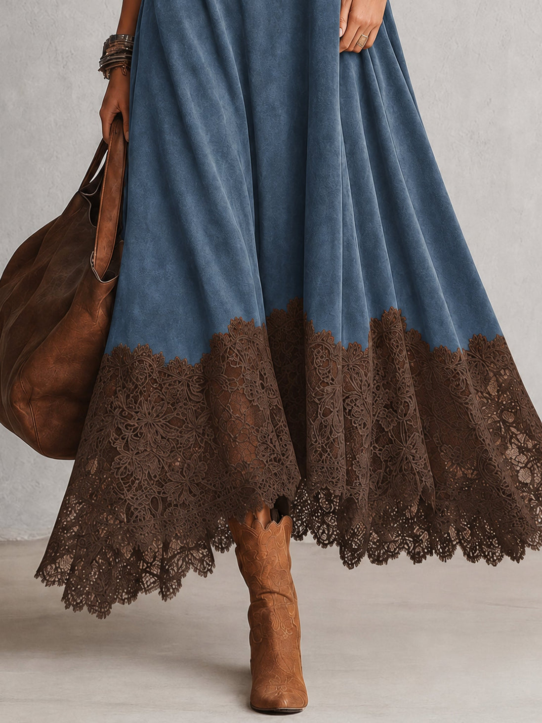 Vestido evasé de cuello alto con paneles de encaje y manga larga