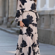 Vestido Maxi Beige de Hombros Descubiertos con Estampado Floral y Volantes