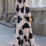 Vestido Maxi Beige de Hombros Descubiertos con Estampado Floral y Volantes