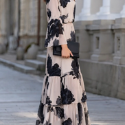 Vestido Maxi Beige de Hombros Descubiertos con Estampado Floral y Volantes