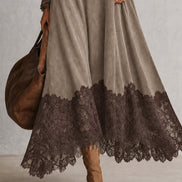 Vestido evasé de cuello alto con paneles de encaje y manga larga