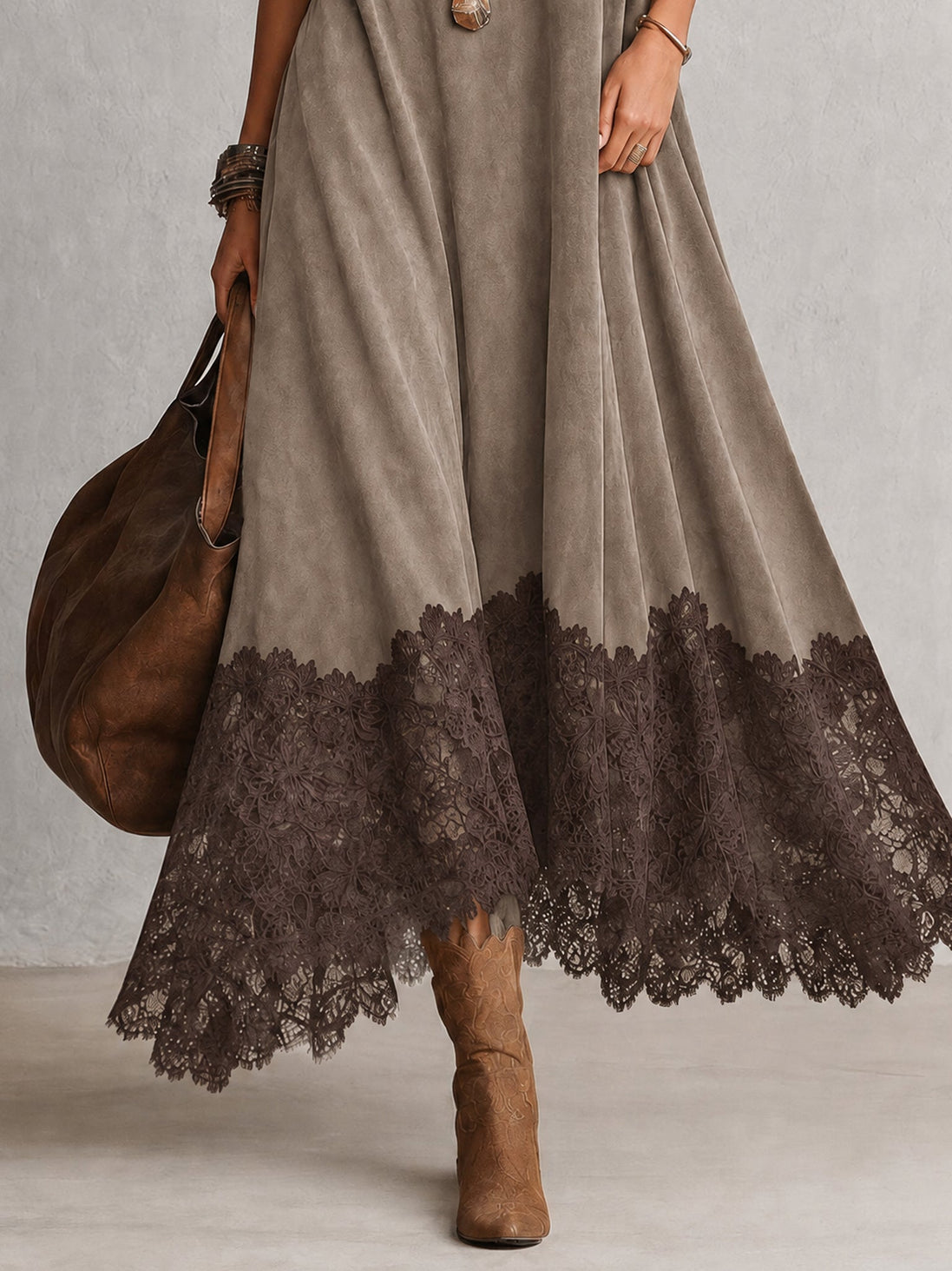Vestido evasé de cuello alto con paneles de encaje y manga larga