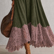 Vestido evasé de cuello alto con paneles de encaje y manga larga