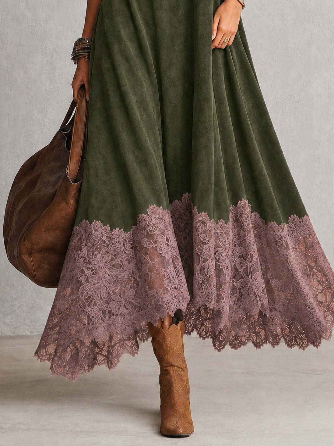 Vestido evasé de cuello alto con paneles de encaje y manga larga