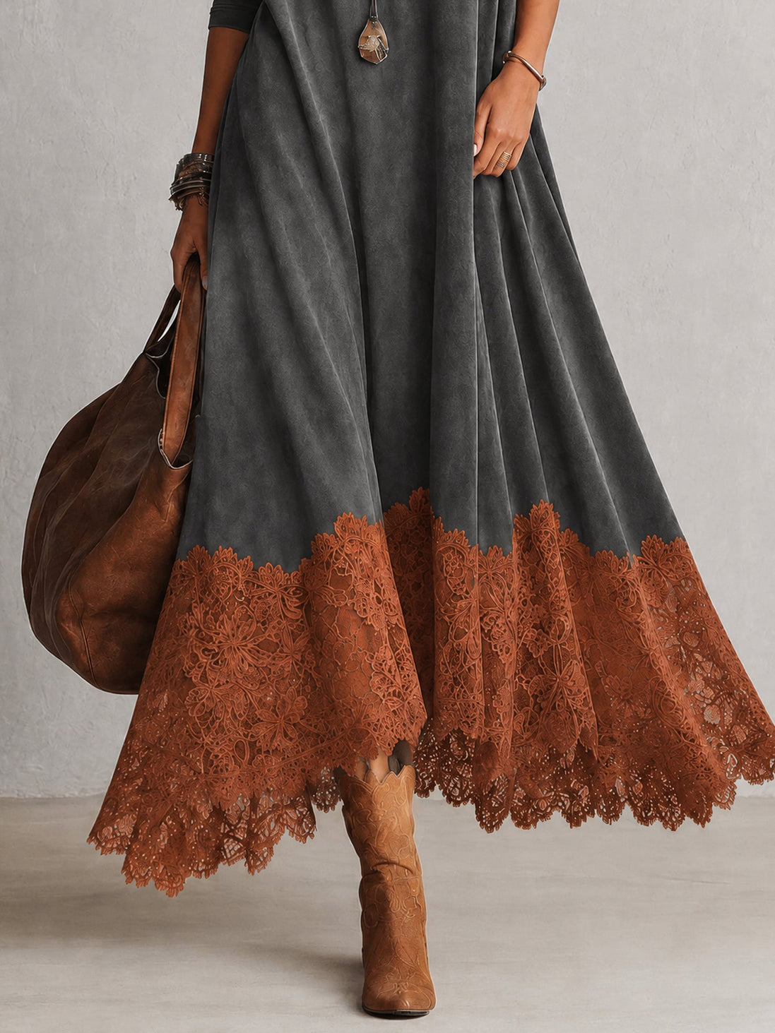 Vestido evasé de cuello alto con paneles de encaje y manga larga