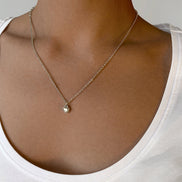Collar con colgante de corazón de alivio