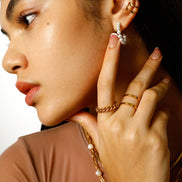 Anillo entrelazado elegante