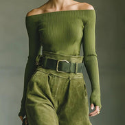 Conjunto Top Verde Oliva con Hombros Descubiertos y Falda de Ante Sintético